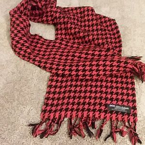 Red and black houndstooth cashmere scarf